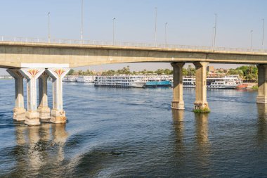 Luxor, Mısır - 2 Kasım 2024: Nil 'in doğu ve batı kıyılarını birbirine bağlayan modern köprü