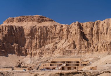 Hatshepsut Morg Tapınağı, Mısır, Luxor yakınlarındaki dramatik uçurumlara karşı görkemli bir şekilde ayakta duruyor..