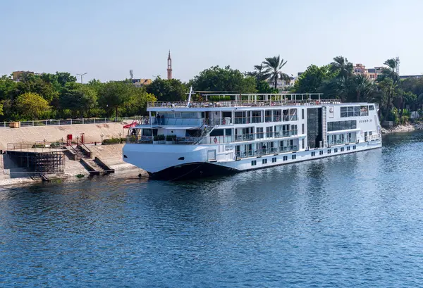 Luxor, Mısır - 2 Kasım 2024: Viking Nehri Gezileri gemisi Sobek Nil Nehri kıyısına yanaştı