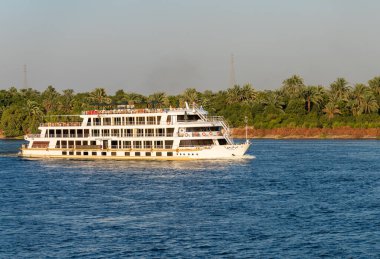 Luxor, Mısır - 2 Kasım 2024: Sunctuary Sun Boat IV Nil Nehri 'nde gün batımında seyrediyor