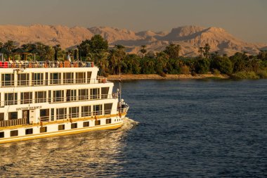 Luxor, Mısır - 2 Kasım 2024: Sunctuary Sun Boat IV Nil Nehri 'nde gün batımında seyrediyor