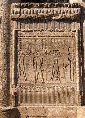 Esna Tapınağı 'nın iyi korunmuş cephesine Tanrılar ve kralların oymaları.