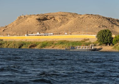 Nil kıyısındaki Alramadi tren istasyonu peronunun arkasında Sahra Çölü var.