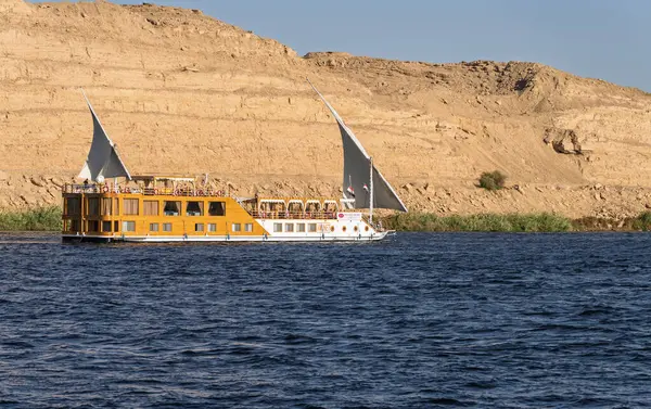 Edfu, Mısır - 3 Kasım 2024: Küçük nehir teknesi Amunet Nil 'den Sahra Çölü' ne doğru yelken açtı