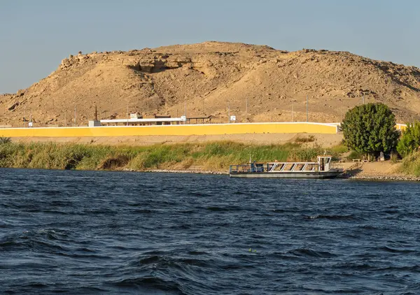 Nil kıyısındaki Alramadi tren istasyonu peronunun arkasında Sahra Çölü var.