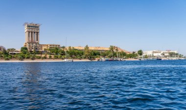 Aswan, Mısır - 4 Kasım 2024: Fildeki Movenpick Oteli, Nil kıyısında. Felluca tatil köyüne yanaştı.
