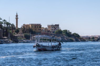 Aswan, Mısır - 4 Kasım 2024: Feribot Nil 'deki rıhtıma yaklaştı.