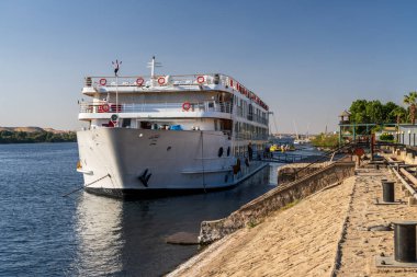 Aswan, Mısır - 4 Kasım 2024: Viyana seyahatleri MS Antares Aswan 'da limana yanaştı