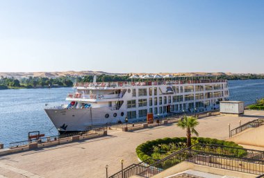 Aswan, Mısır - 4 Kasım 2024: Viyana seyahatleri MS Antares Aswan 'da limana yanaştı