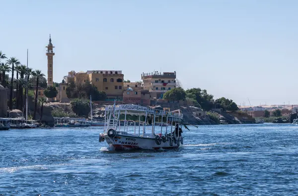 Aswan, Mısır - 4 Kasım 2024: Feribot Nil 'deki rıhtıma yaklaştı.