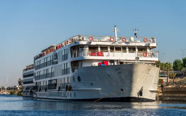 Aswan, Mısır - 5 Kasım 2024: Viyana seyahatleri MS Antares Aswan 'da limana yanaştı