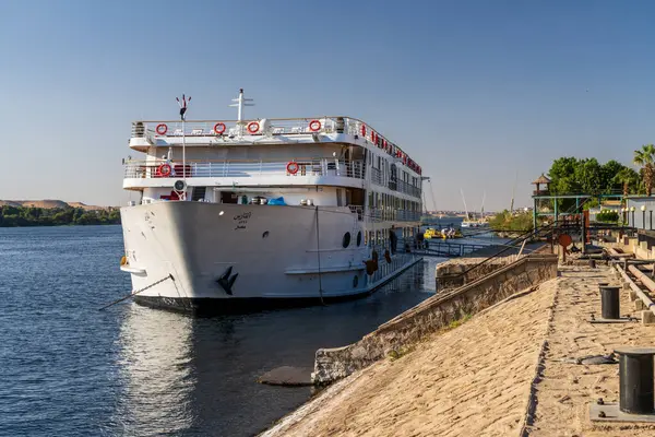 Aswan, Mısır - 4 Kasım 2024: Viyana seyahatleri MS Antares Aswan 'da limana yanaştı