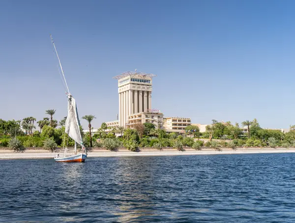 Aswan, Mısır - 4 Kasım 2024: Fildeki Movenpick Oteli, Nil kıyısında. Felluca tatil köyünde yelken açar.