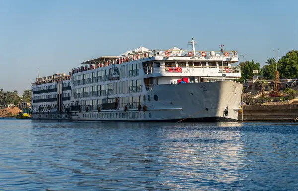 Aswan, Mısır - 5 Kasım 2024: Viyana seyahatleri MS Antares Aswan 'da limana yanaştı