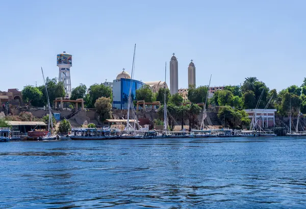 Aswan Başmeleği Michael Coptic Ortodoks Katedrali kıyıda Nil Nehri 'ne yanaşmış teknelerle