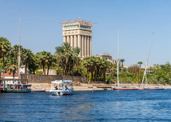 Aswan, Mısır - 4 Kasım 2024: Fildeki Movenpick Oteli, Nil kıyısında. Felluca tatil köyüne yanaştı.
