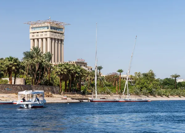 Aswan, Mısır - 4 Kasım 2024: Fildeki Movenpick Oteli, Nil kıyısında. Felluca tatil köyüne yanaştı.