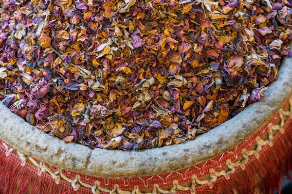 Aswan Mısır 'da bir baharat pazarında büyük bir kavanozda kurumuş gül yaprakları.