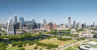 Austin Texas 'ın hava panoramik silueti Butler Metro Parkı' ndan nehrin aşağısına bakan son inşaatla birlikte.