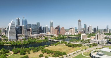 Austin, TX - 10 Nisan 2025: Austin Texas 'ın en son inşaatı ile birlikte Butler Metro Park' tan havadan panoramik silueti