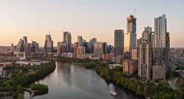 Austin, TX - 10 Nisan 2025: Austin Texas 'ın doğudan alacakaranlıkta veya günbatımında gökyüzü panoramik silueti