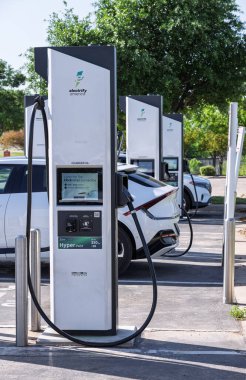 Austin, TX - 11 Nisan 2025: Georgetown Teksas yakınlarındaki Amerika EV şarj istasyonunu elektrikle şarj edin
