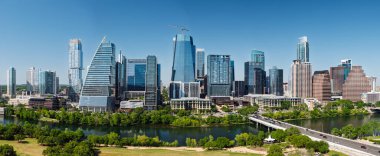 Austin, TX - 10 Nisan 2025: Austin Texas 'ın en son inşaatı ile birlikte Butler Metro Park' tan havadan panoramik silueti