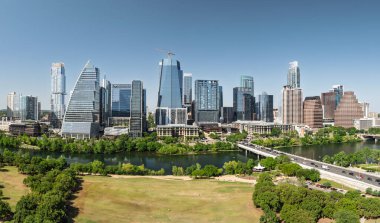 Austin, TX - 10 Nisan 2025: Austin Texas 'ın en son inşaatı ile birlikte Butler Metro Park' tan havadan panoramik silueti