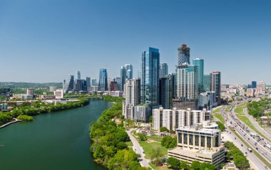 Doğudan Austin Texas 'ın gökyüzü manzaralı ve ön planda I35 var.