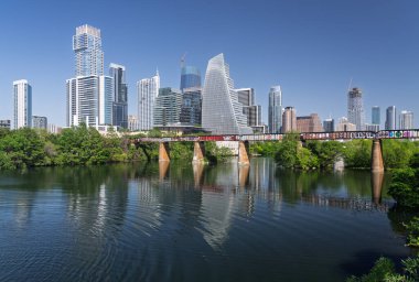 Austin, TX - 10 Nisan 2025: Batı 'dan Colorado Nehri boyunca Austin Texas' ın panoramik silueti