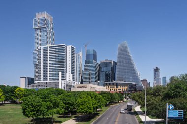 Austin Elektrik Santrali binası, modern ofis ve Austin Teksas 'ın ufuk çizgisindeki apartmanlar.