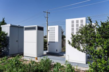 Transformers ve kontrol kutuları yüksek hızlı EV araba şarj istasyonu arkasında elektrik hattı