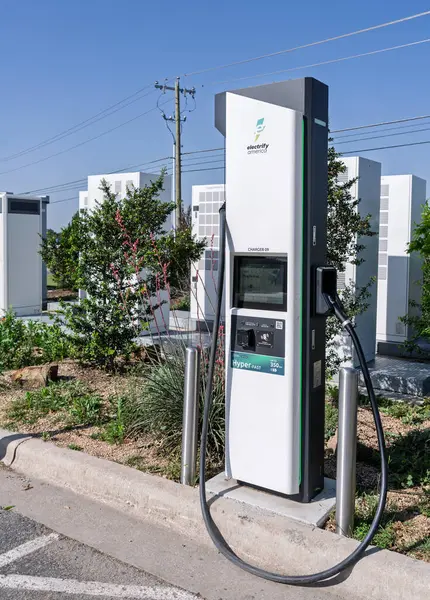 Austin, TX - 11 Nisan 2025: Georgetown Teksas yakınlarındaki Amerika EV şarj istasyonuna elektrik akımı sağlandı