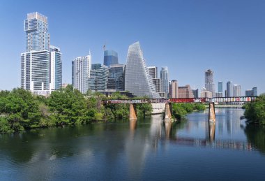 Austin, TX - 10 Nisan 2025: Batı 'dan Colorado Nehri boyunca Austin Texas' ın panoramik silueti
