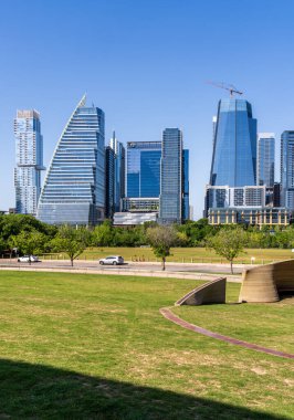 Austin, TX - 10 Nisan 2025: Şehir merkezi silueti Google Blok 185 ve Cumhuriyet binası yapım aşamasında