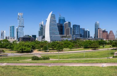 Austin Texas 'ın şehir parkındaki gökdeleni ve binalarının geniş panoraması.