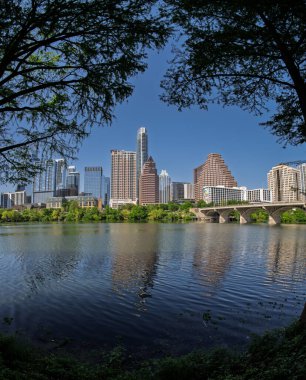 Fisheye mercek manzarası Austin silueti Kongre köprüsü de dahil olmak üzere Teksas 'taki Colorado nehrinin sakin suları üzerindeki