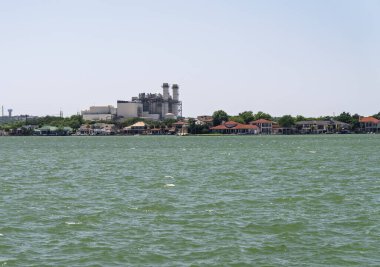 Ferguson doğalgaz elektrik santrali. Marble Falls Teksas yakınlarındaki LBJ Gölü 'nde lüks evler.