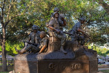 Austin, TX - 10 Nisan 2025: Vietnam Gazileri Anıtı Teksas 'taki Eyalet Meclis Binası' nın bronz heykeli