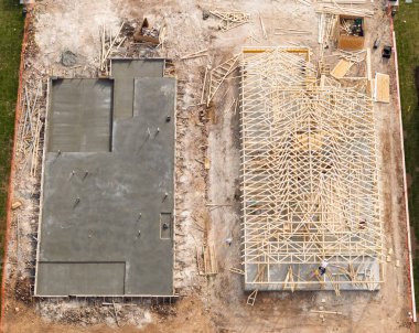 Georgetown Teksas 'ta ahşap iskeletle inşa edilen yeni dökülmüş beton levhanın havadan görünüşü