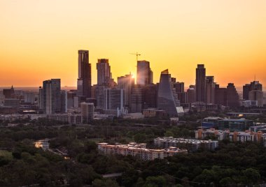 Güneş doğuyor Austin, Texas gökdelenleri arasında şafak vakti Zilker parkından hava manzaralı