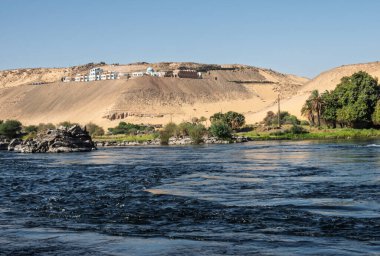 Aswan Mısır yakınlarındaki Nil Nehri 'nin hızlı akan sularındaki granit kayalıklar.