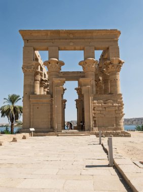 Nil 'deki Low Barajı' nın oluşturduğu Aswan Limanı veya Rezervuar 'daki bir adada Trajanlar Kiosk veya Firavunlar' ın yatağı.