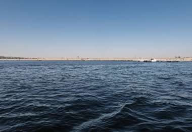 Low Aswan Barajı 'nın Panorama' sı, ya da turistleri Şehire Tapınak 'a götürmek için kullanılan turnuva botlarıyla Eski Aswan barajı.