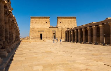 Nil 'deki Low Barajı' nın oluşturduğu Aswan Limanı veya Reservoir 'daki bir adadaki yeniden inşa edilmiş