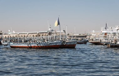 Eski Aswan barajı yakınındaki turistlerin çoğu turist nakletmekte kullanılan tur tekneleri ve feribotları ile