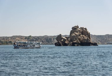 Feribot turistleri Aswan 'daki Kayalık Ada' ya doğru ilerliyorlar.