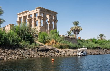 Nil 'deki Low Barajı' nın oluşturduğu Aswan Limanı veya Rezervuar 'daki bir adada Trajanlar Kiosk veya Firavunlar' ın yatağı.