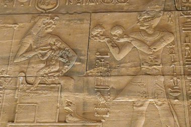 Tanrıça Isis 'in Aswan Limanı' nda ya da Mısır 'daki Rezervuar' da bebek bir firavunu emzirdiği levrek rahatlatıcı oymasının ayrıntıları.