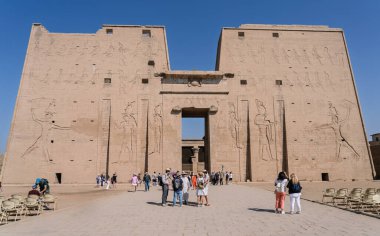 Edfu, Mısır - 6 Kasım 2024: Birçok turist, Horus ve Hathor 'a adanmış Edfu' daki büyük tapınağın cephesine bakıyor